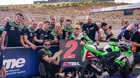Andrea Sibaja celebra el subcampeonato con su equipo