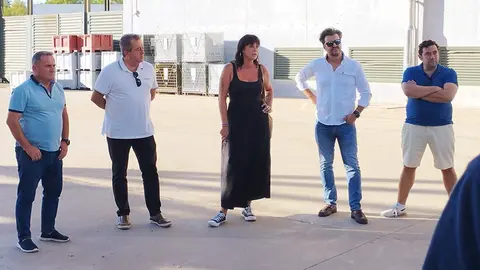 Garbi&ntilde;e Espejo, en la planta de Zumosol de Pama del R&iacute;o hablado con los trabajadores encerrados