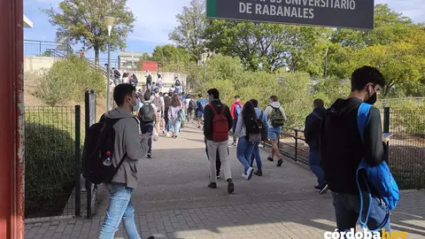 Salida de viajeros en el apeadero ferroviario del Campus de Rabanales en una imagen de archivo