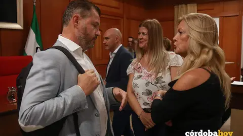 David Dorado conversa con Cristina Pedrajas en el Pleno FOTO RAFA MELLADO SENIOR