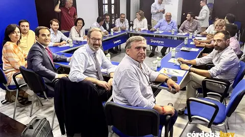 Adolfo Molina con Jos&eacute; Antonio Nieto, Bartolom&eacute; Madrid y Mar&iacute;a Luisa Ceballos en el Consejo de Alcaldes
