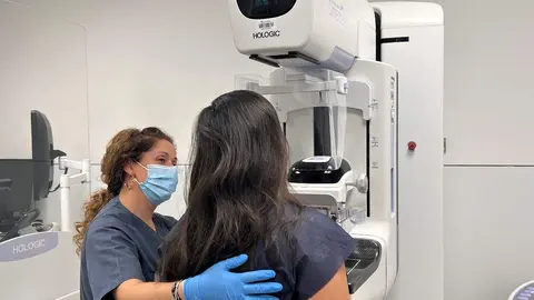Una paciente durante la realizaci&oacute;n de una mamograf&iacute;a