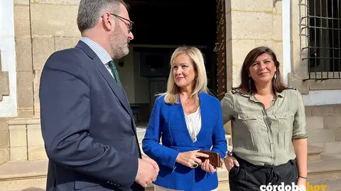 Adolfo Molina y Elena Alba (centro), en Bujalance