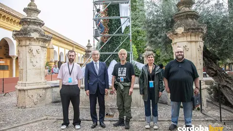El embajador de Jap&oacute;n en Espa&ntilde;a, Kenji Hiramatsu (segundo por la izquierda), visita Flora