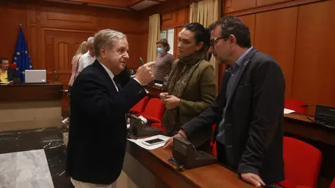 Salvador Fuentes conversa con dos ediles del PSOE en el Pleno FOTO RAFA MELLADO SENIOR