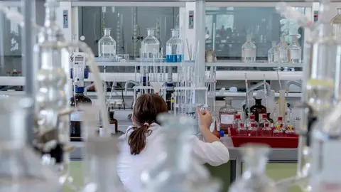 Imagen de archivo de una investigadora en el laboratorio.
