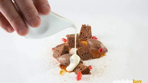 Preparaci&oacute;n de un plato en el K&agrave;ran Bistro de Pozoblanco