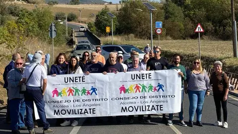 Concentraci&oacute;n vecinal en Alcolea por el nuevo puente, en una imagen de archivo