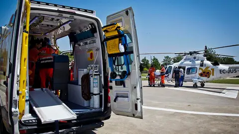 Ambulancia y helic&oacute;ptero del 061