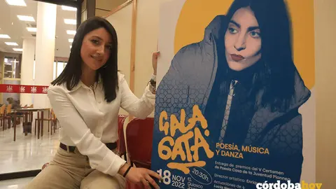 Cintia Bustos con el cartel de la Gala Gata del pr&oacute;ximo 18 de noviembre FOTO RAFA MELLADO SENIOR