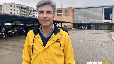 Andr&eacute;s Lorite ante la estaci&oacute;n del AVE en C&oacute;rdoba
