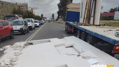 El vuelco de la carga en la Avenida del Aeropuerto
