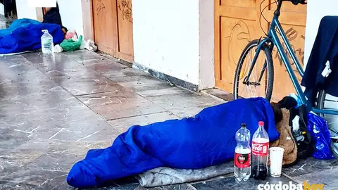 Imagen de este domingo por la ma&ntilde;ana de indigentes durmiendo en la Plaza de La Corredera