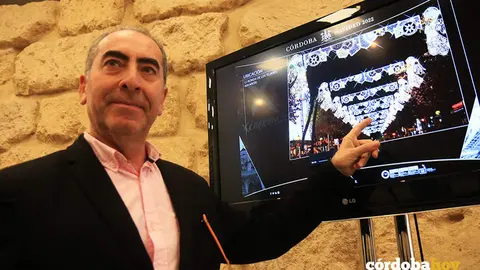 Antonio &Aacute;lvarez muestra algunos de los motivos navide&ntilde;os que se ver&aacute;n este a&ntilde;o en C&oacute;rdoba FOTO RAFA MELLADO SENIOR