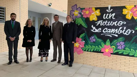 Patricia del Pozo (centro) en el nuievo Instituto de Miralbaida de C&oacute;rdoba