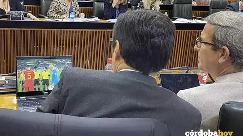 Imagen de Jos&eacute; Antonio NIeto con una pantalla en la que se ve el partido en pleno debate de presupuestos