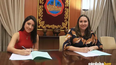 Cintia Bustos y Mar&iacute;a Luisa G&oacute;mez Calero firman el convenio de Ingema y Cecosam FOTO RAFA MELLADO SENIOR