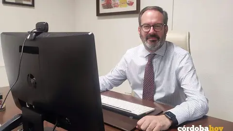 El delegado del Gobierno andaluz en C&oacute;rdoba, Adolfo Molina, en su despacho