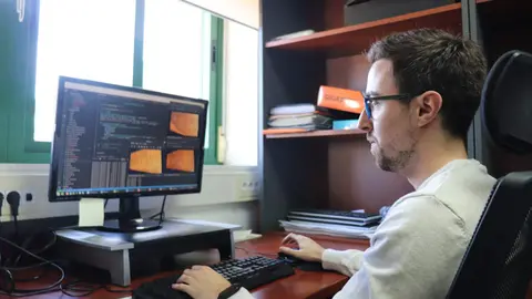 El investigador V&iacute;ctor Vargas, miembro del grupo Ayrna y primer autor del art&iacute;culo, frente al ordenador