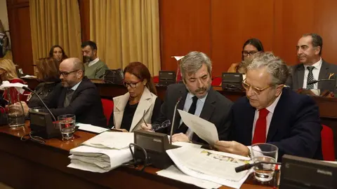 Salvador Fuentes y Miguel &Aacute;ngel Torrico ultiman detalles en el Pleno FOTO PATRICIA CACHICERO