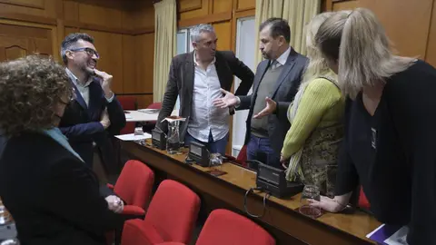 David Dorado conversa con compa&ntilde;eros de Pleno de PSOE y Podemos FOTO JM AYALA