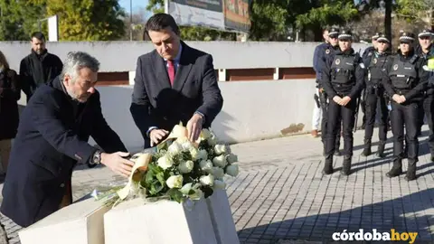 Miguel &Aacute;ngel Torrico y Jos&eacute; Mar&iacute;a Bellido colocan una ofrenda floral en el monolito a la agentes ca&iacute;das