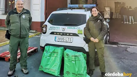 Agentes de Medio Ambiente durante la donaci&oacute;n de la carne de ciervo al Banco de Alimentos