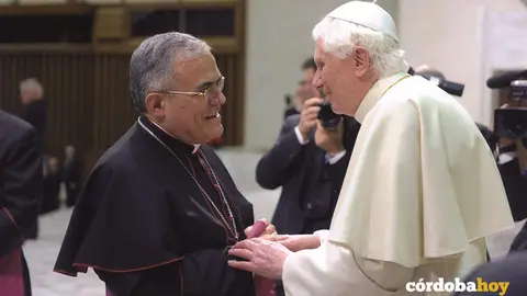 Monse&ntilde;or Demetrio saluda al Papa Benedicto XVI, en una foto de archivo