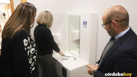 Silvia Bar&oacute;n muestra a Bernardo Jordano y Mar&iacute;a Luisa G&oacute;mez Calero el ba&ntilde;o adaptado para personas ostomizadas FOTO RAFA MELLADO SENIOR