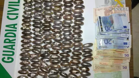 Bellotas de hach&iacute;s y dinero intervenido en otra oparaci&oacute;n