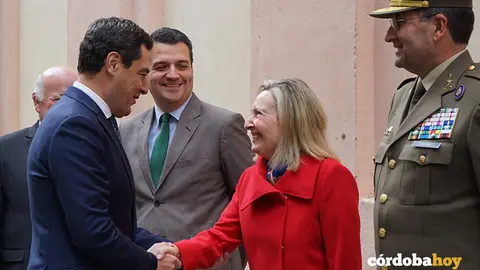 Juanma Moreno saluda a Margarita Robles en uno de los actos por la Base Log&iacute;stica del Ej&eacute;rcito de Tierra en C&oacute;rdoba