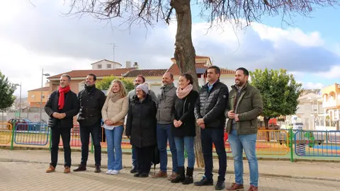 Miembros del Grupo de IU en la Diputaci&oacute;n y del Grupo Municipal de IU en Baena, durante la visita a esta localidad