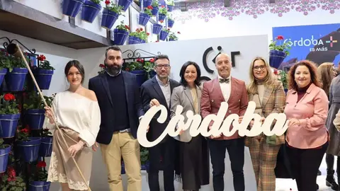 Cresp&iacute;n (centro), junto a otros dirigentes del PSOE cordob&eacute;s, en el estand de C&oacute;rdoba capital en Fitur