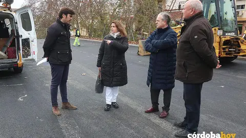 Salvador Fuentes (segundo por la derecha) visita las obras del aparcamiento de El Naranjo