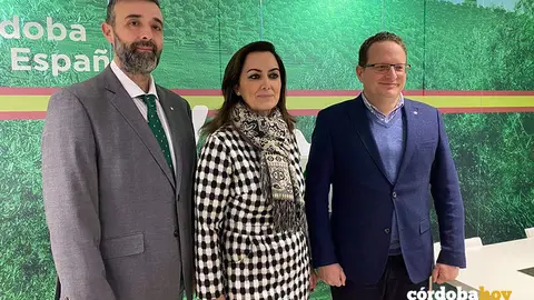 La candidata de Vox a la Alcald&iacute;a de C&oacute;rdoba, Yolanda Almagro, con Rafael Saco y Jos&eacute; Ram&iacute;rez del R&iacute;o