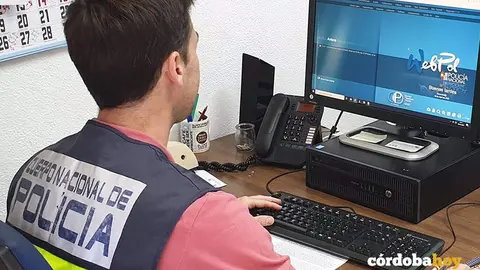 Polic&iacute;a Nacional en oficina