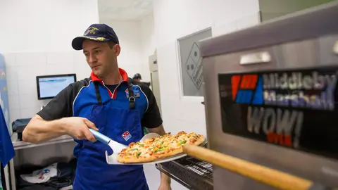 Trabajador de Domino's Pizza Foto: Thomas Peter (Reuters)