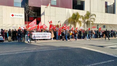 Concentraci&oacute;n sindical a las puertas de Cruz Roja de C&oacute;rdoba