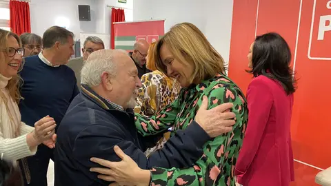 Paco T&eacute;llez saluda a Pilar Alegr&iacute;a en el PSOE de C&oacute;rdoba