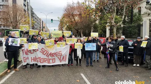 Concentraci&oacute;n de vecinos y vecinas ante la Gerencia por las placas solares en el Casco Hist&oacute;rico