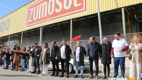 Cadena humana en torno a Zumosol para protestar por la desindustrializaci&oacute;n en Palma del R&iacute;o