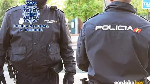 Dos agentes del Cuerpo Nacional de Polic&iacute;a