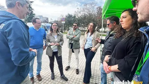 Mesa informativa de Vox en el barrio de La Fuensanta