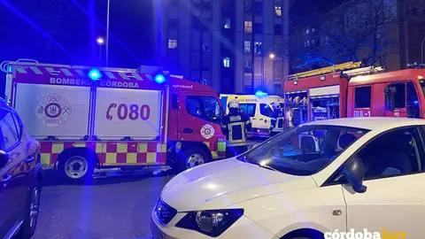Actuaci&oacute;n de los bomberos y los servicios sanitarios en un incendido de Tom&aacute;s de Aquino