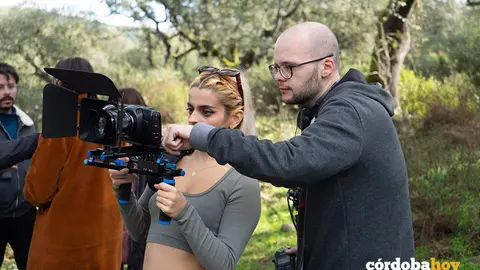 &Aacute;lex Sereno y Celia Kiedis visionando una escena durante el rodaje de 'Folie &agrave; Famille'