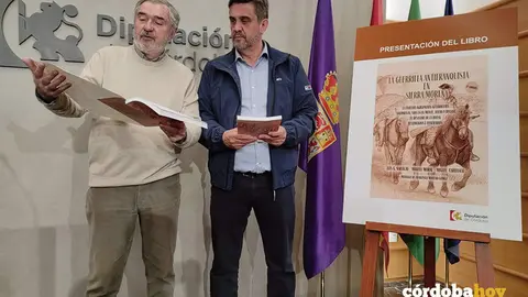 El delegado de Memoria Democr&aacute;tica y Cooperaci&oacute;n de la Diputaci&oacute;n, Ram&oacute;n Hern&aacute;ndez (dcha.), junto a Luis Naranjo, ojea el libro 'La guerrilla antifranquista en Sierra Morena'