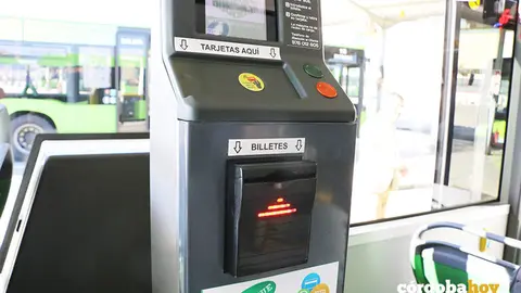 Punto de recarga de tarjetas en un autob&uacute;s de Aucorsa, en una imagen de archivo
