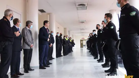 El alcalde, Jos&eacute; Mar&iacute;a Bellido, con el delegado de Seguridad, Miguel &Aacute;ngel Torrico, y el jefe de la Polic&iacute;a Local, Antonio Serrano, con agentes del cuerpo