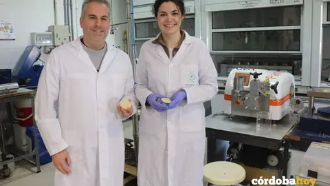 El investigador Luis Serrano y la investigadora Esther Rinc&oacute;n ense&ntilde;ando las almohadillas dise&ntilde;adas