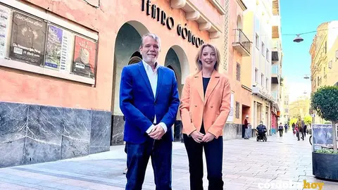 La cineasta cordobesa F&aacute;tima Entrenas, n&uacute;mero dos de la candidatura de CS a las elecciones municipales en C&oacute;rdoba capital, junto al candidato de la formaci&oacute;n naranja a la Alcald&iacute;a, Jes&uacute;s Lupi&aacute;&ntilde;ez
